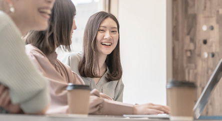 밝게 웃으며 함께 일하는 팀원들
